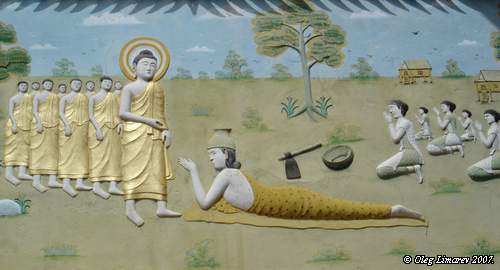 Преклонение перед буддистами. ( Лаос. Лупнгпхабанг. Монастырь при кор. дворце. Фото Лимарева В.Н.)