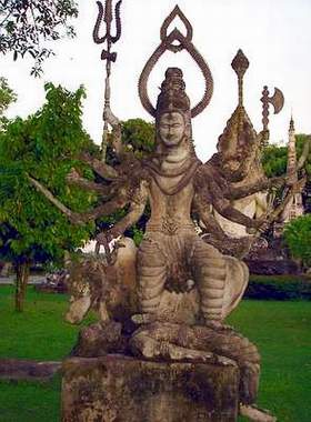 Богиня Кали, победившая буйвола - асура. (Лаос Вьентьян. Музей скульптуры. Фото Лимарева В.Н.)