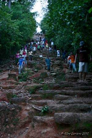 Туристы спускаются со священной горы Пном-Бекенг в Камбодже  (Анкор. Фото Лимарева Олега.)