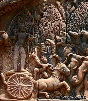 Шива на колеснице с возничием Брахмой. (Камбоджа. Ангкор. Храм Бантей-Срай посвященный Шиве.(10 век) Фото Лимарева Олега)