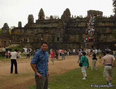 Храм на вершине горы Махендра? Сохранившиеся остатки храма  Пном-Бакенг построенного королем Яшоварманом в 889 году. Ангкор. Камброджа (фото Лимарева Олега)