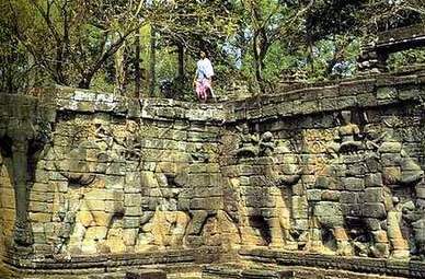 Слоновая терраса.  Ангкор-Тхом. камбоджа. (Фото из Insight Guides: Laos&Cambodia.)