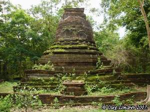 Древняя буддийская ступа в джунглях Сухоттхая. Таиланд.  (фото Лимарева В.Н.)