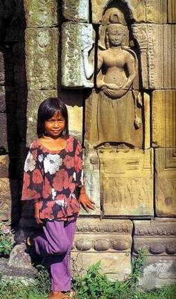 Кхмерка в Ангкоре. Камбоджа. (Фото из Insight Guides: Laos&Cambodia.)