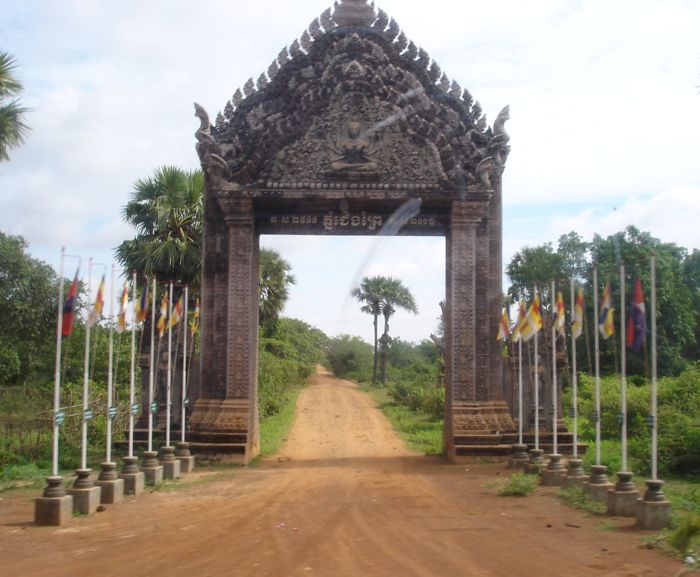Это не дорога к храму, а дорога в резиденцию правителей Камбоджи. (Фото Лимарева В.Н.)