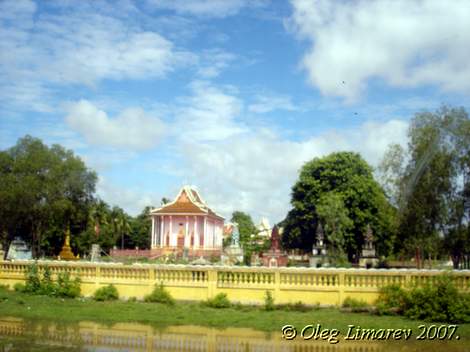 Современный буддийский храм в окрестности Пномпеня. Камбоджа.(Фото Лимарева В.Н.)