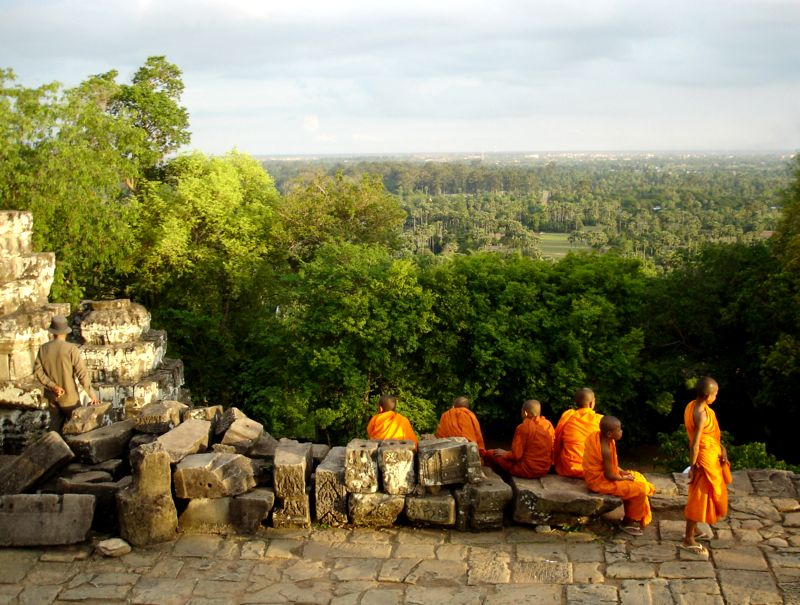 Монахи в Анкоре. (Фото Лимарева В.Н.)