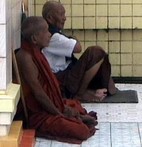 Монахи у храма в Багане. Мьянма.(Фото Лимарева Сергея.)