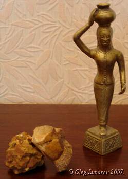 Кхмерка (современная статуэтка) и камни из Ангкора.(Фото  Лимарева В.Н.)