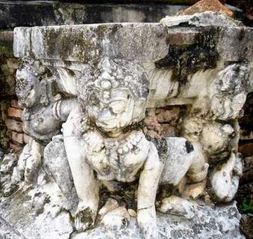  На развалинах древнего индуиского храма на Севере Таиланда.  г. Сукхотай.  Фото Лимарева В.Н.