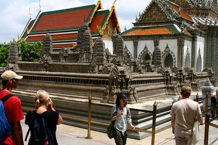 Королеский дворец в Бангкоке. Модель  кхмерского храма Анкор Ват, созданная по приказу короля Рамы 4. (фото Лимарева Олега)