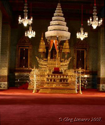Тронный зал в храмовом комплексе Бангкока.  (Таиланд.) (фото Лимарева Олега)