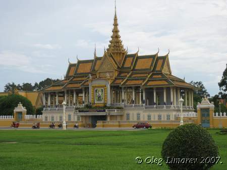 Королевский дворей в Пномпене, построенный французами. Камбоджа.(Фото Лимарева Олега.)