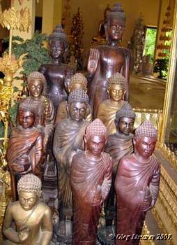Древние Будды в музеи королевского дворца в Пномпене (фото Лимарева Олега)
