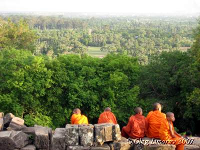 Монахи в Ангкоре.  Камбоджа.(Фото Лимарева Олега)