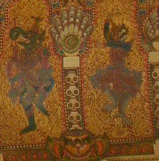 Божества из индуисткой мифологии. Пномпень. Из оформления королевского дворца. (фото Лимарева Олега)