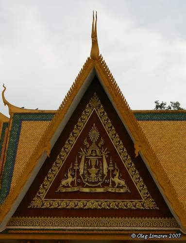 Королевский герб Камбоджи. (Пном-Пень. Камбоджа. Королевский дворец. фото Лимарева Олега)
