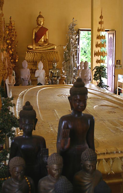 В храме Ступы Будды. (Пном-Пень. Камбоджа. Королевский дворец. Фото Лимарева Олега)
