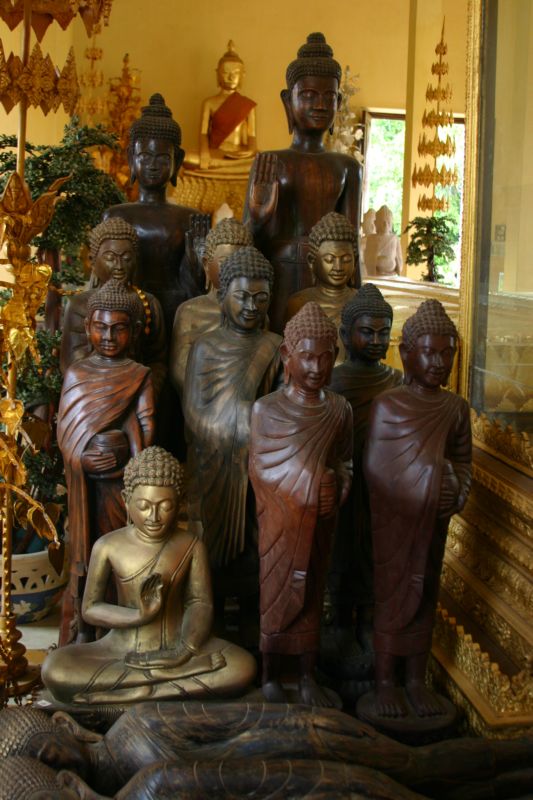 Будды и монахи.  Камбоджа. Королевский дворей в Пном-Пене. (фото Лимарева Олега.)
