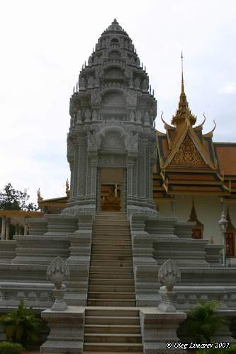 Башня. (Пном-Пень. Камбоджа. Королевский дворец.фото Лимарева Олега)