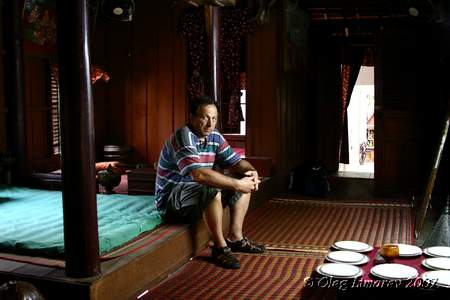 Лимарев В.Н в жилище зажиточного кхмера. Пномпене. (Фото Лимарева Олега.)