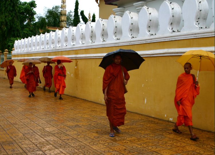 Монахи у королевского дворца в Камбодже. (Фото Лимарева В.Н.)
