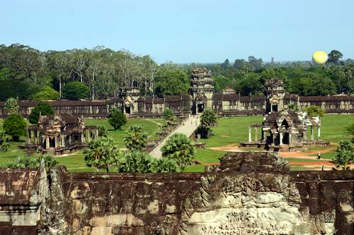   Вид с третьего яруса Анкор-Вата. Камбоджа. (фото Лимарева Олега)