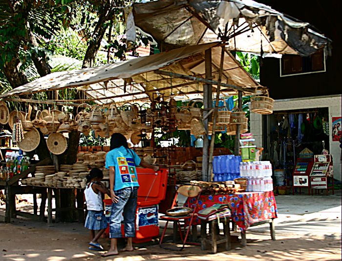 Продажа сувениров. Камбоджа.  Фото  Лимарева Олега.