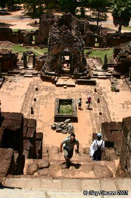 Подъем на третий ярус храма Та Кео? (Ангкор. Камбоджа. Фото Лимарева Олега)