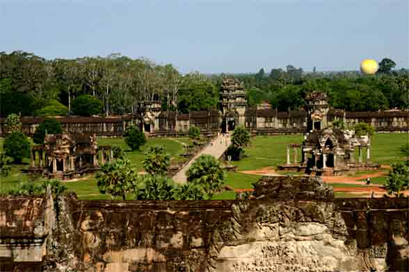 Вид с центральной башни Ангкор Ват. (фото Лимарева Олега)